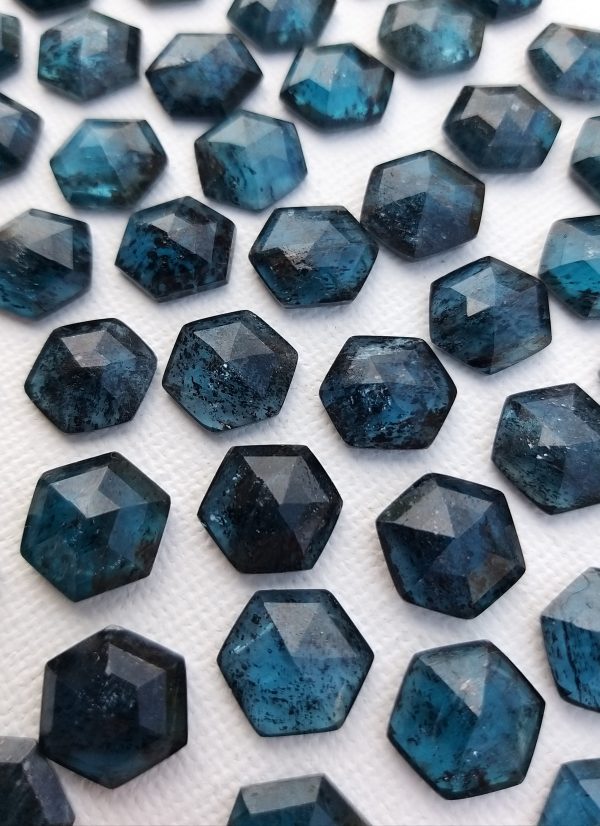 Cianita corte hexagonal, cabuchón facetado 10mm